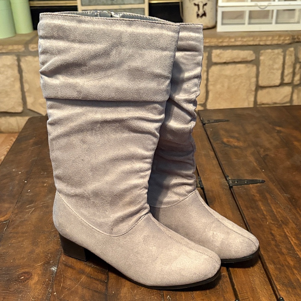 Elegant Women's Heeled Boots - Light Gray